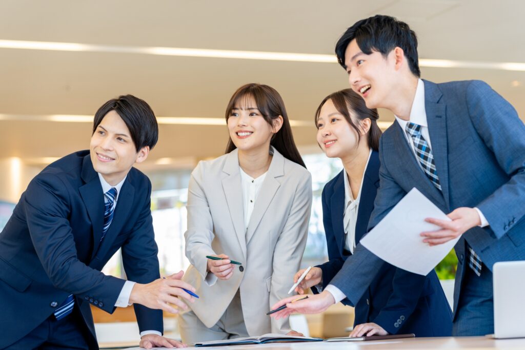 打ち合わせをする男女