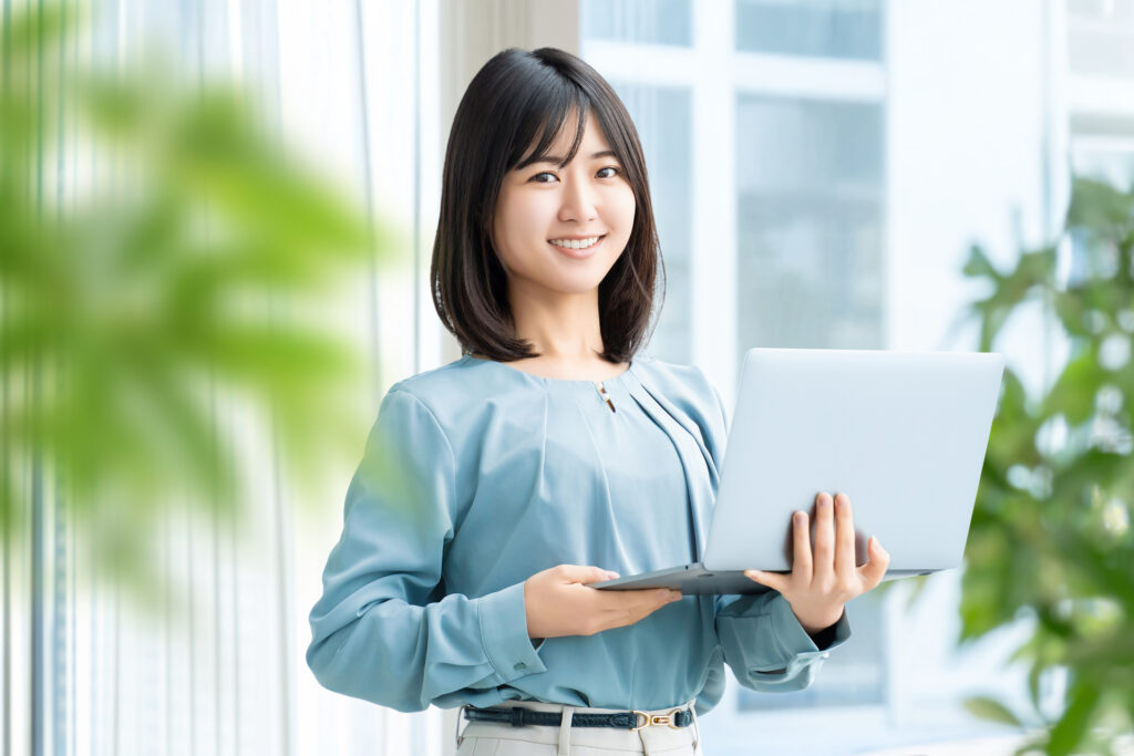 パソコンを持つ女性・ビジネスウーマン
