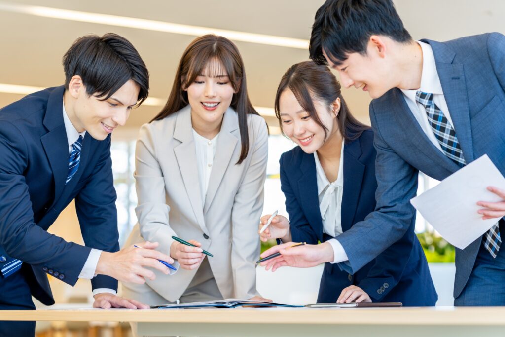 会議をする若いビジネスマン