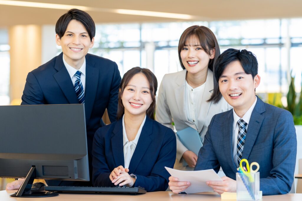 仕事を楽しむ男女