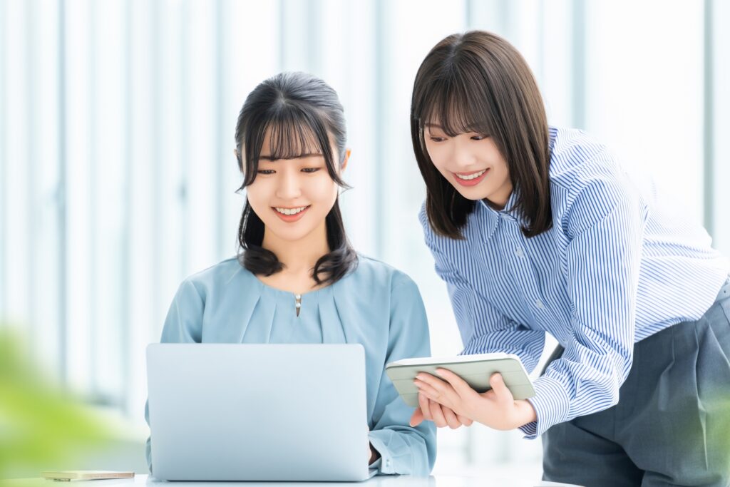 ミーティングをする2人のビジネスウーマン