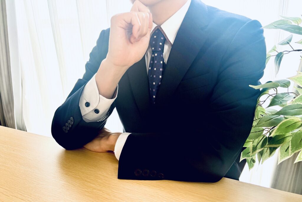 考え事をする男性