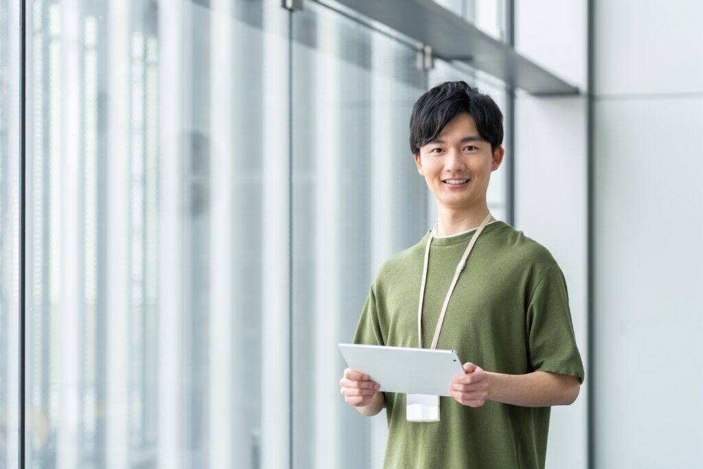 タブレットを持つ男性