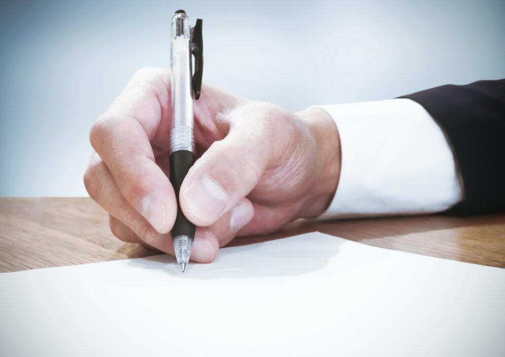 ボールペンを持つビジネスマン手元