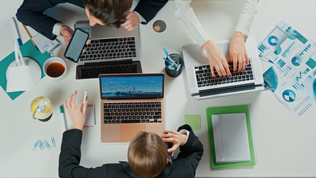 上から見たまとまって仕事をしている3人