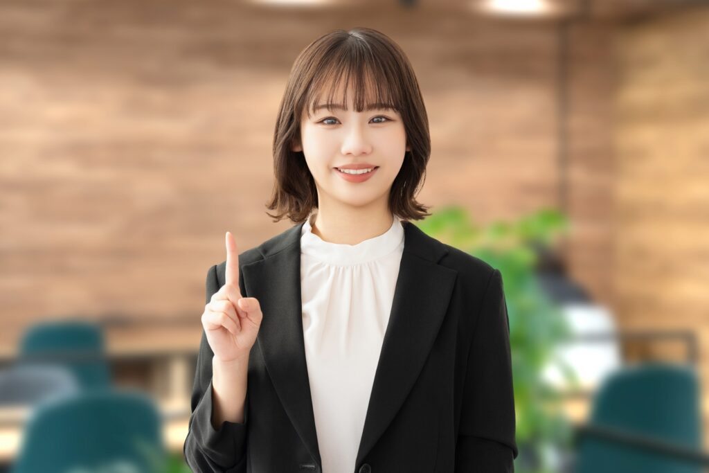 ポイントを示す女性
