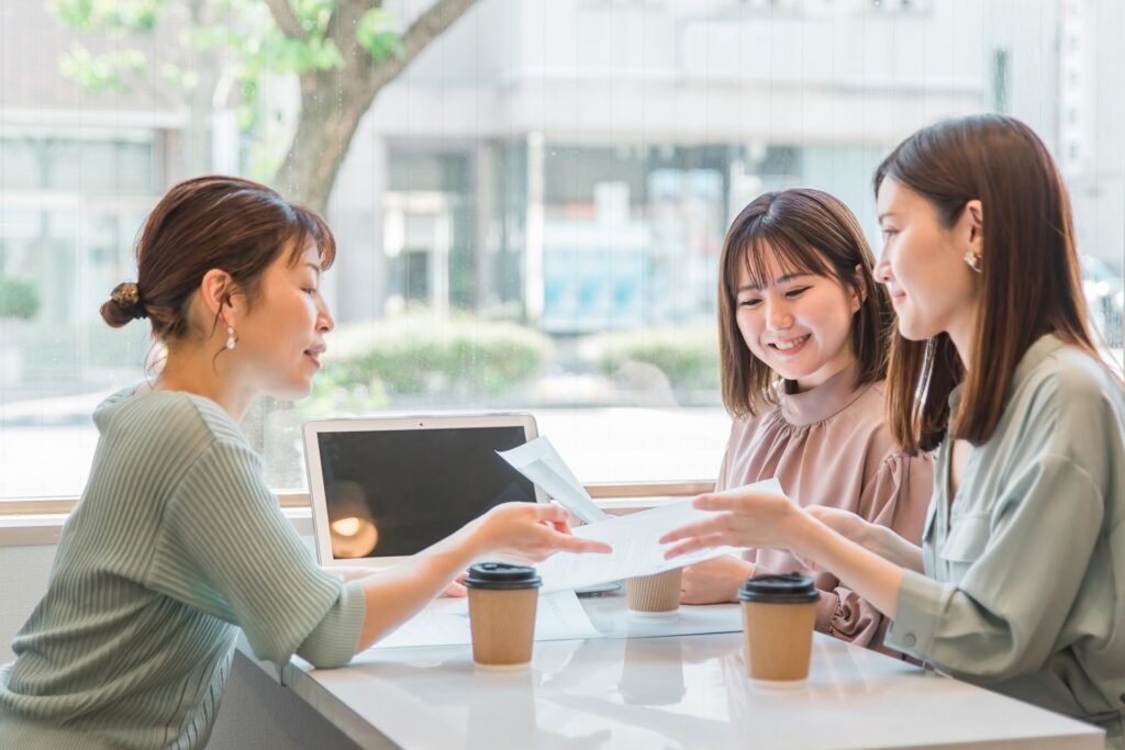 カフェで会議をするビジネスウーマン