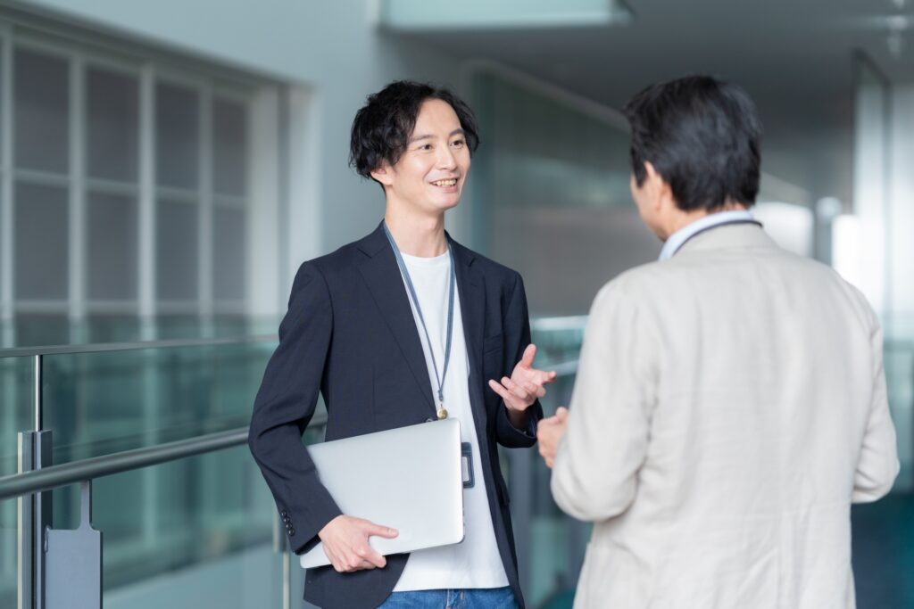 社内で話をする