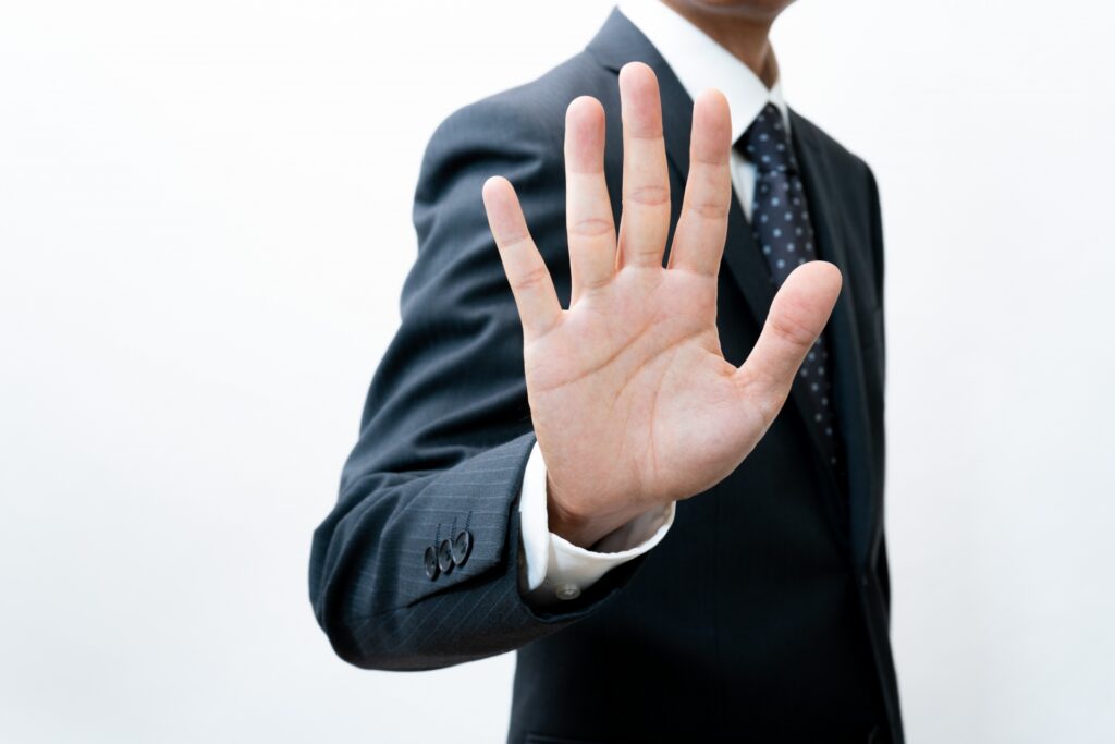 ストップサインをするビジネスマン