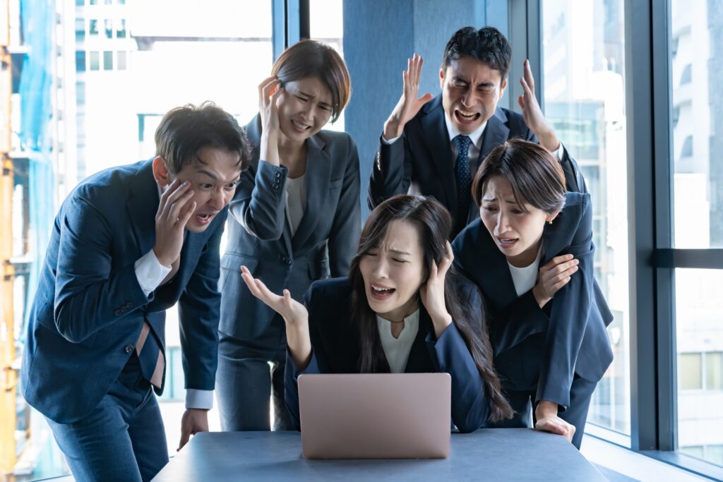 頭を抱えるビジネスマン