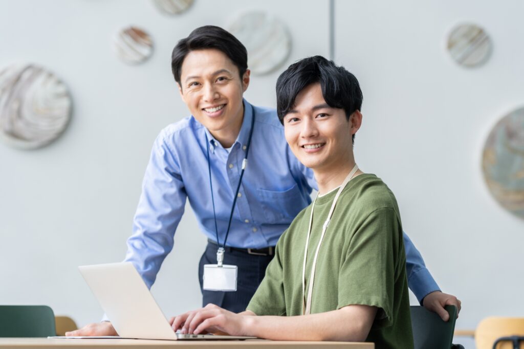 オフィスでほほ笑む男性