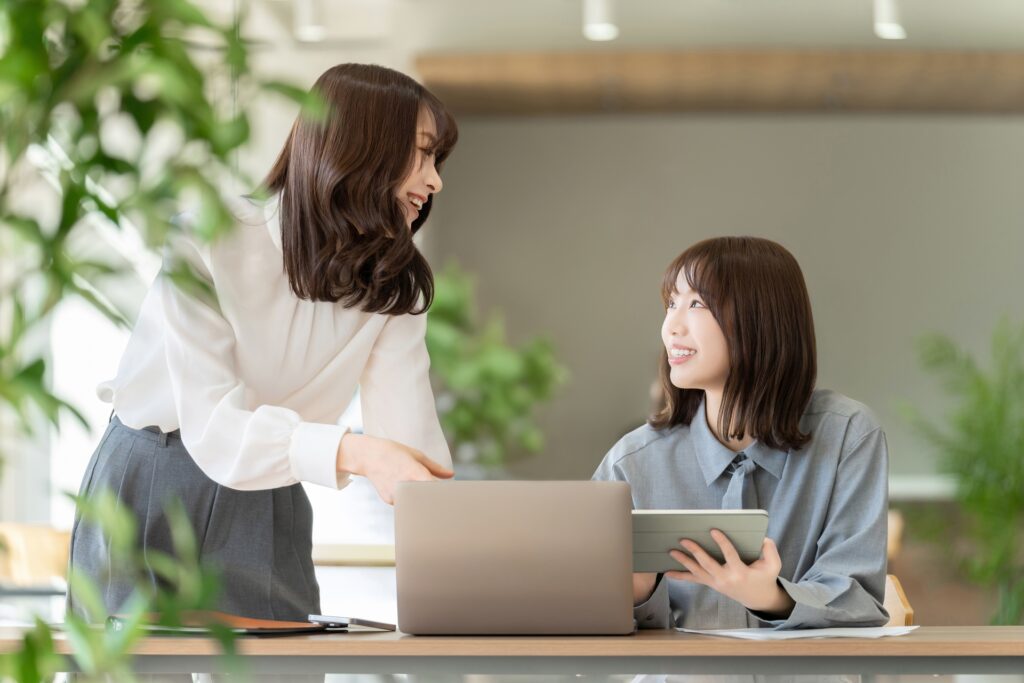 オフィスで会話をする女性