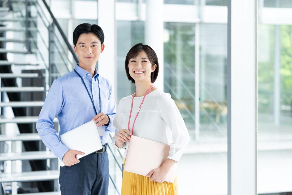 オフィスで働くエンジニア1