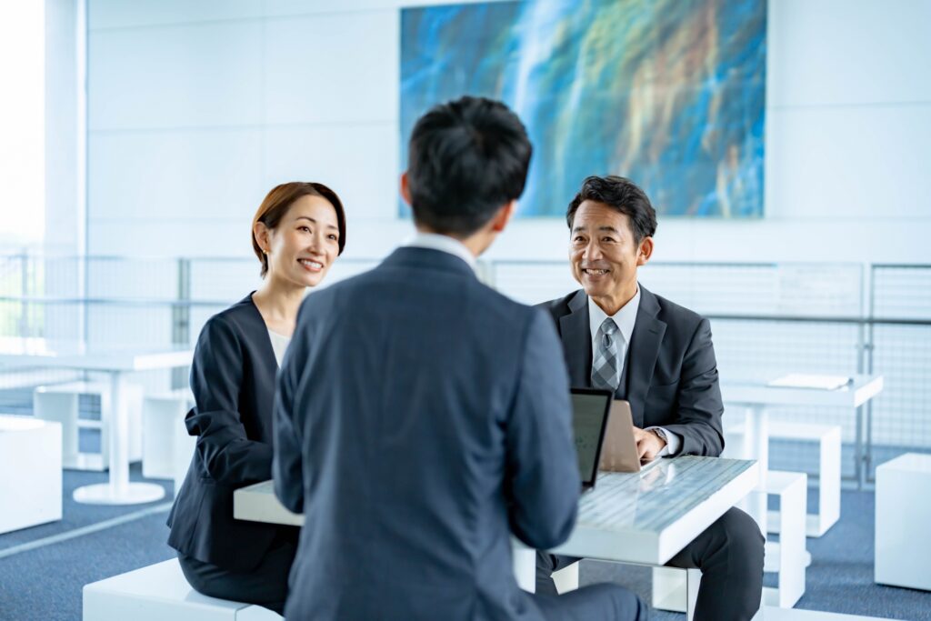 オフィスで談笑する男女