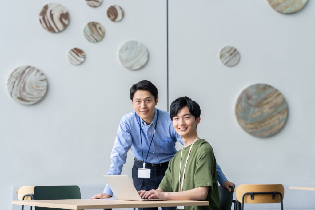 オフィスの男性2人