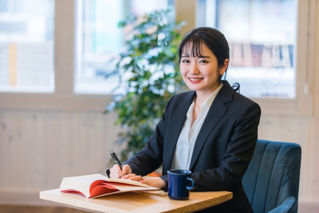 勉強する女性