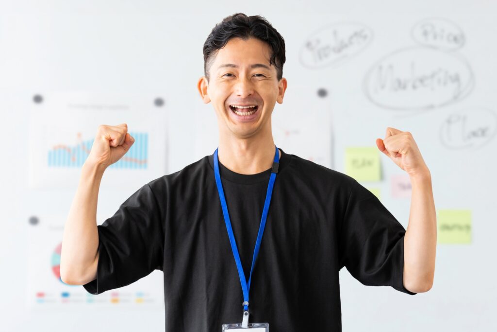 ガッツポーズの笑顔の男性