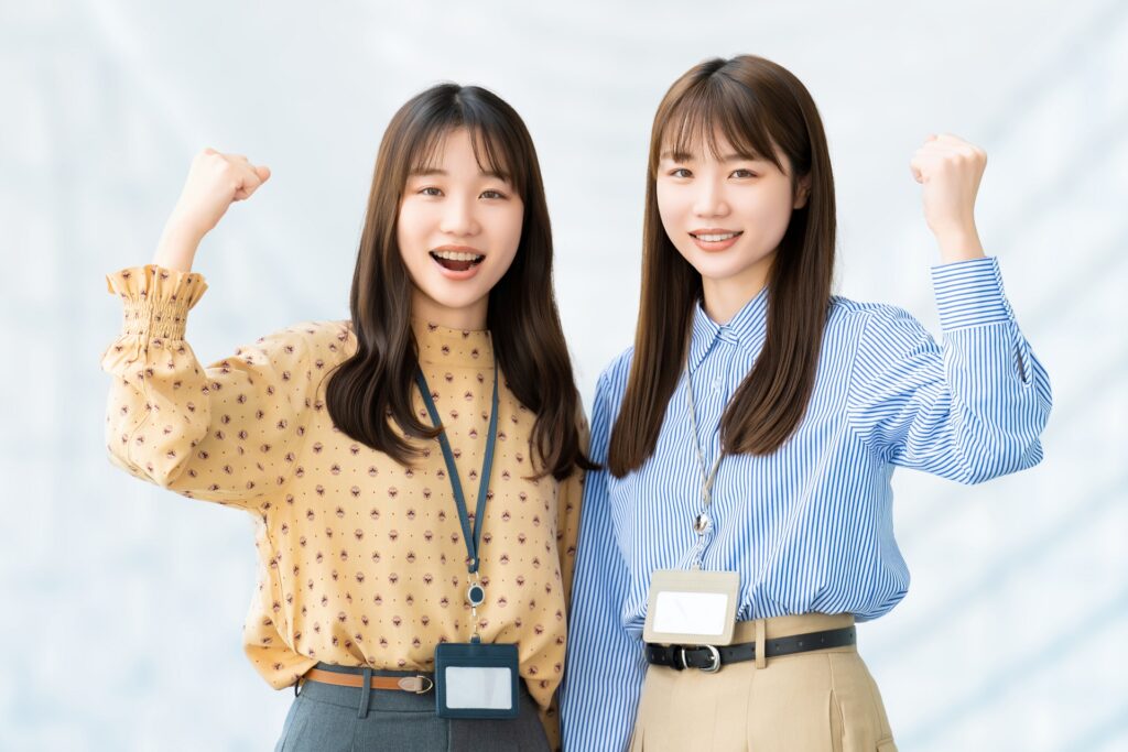 ガッツポーズの若い女性たち