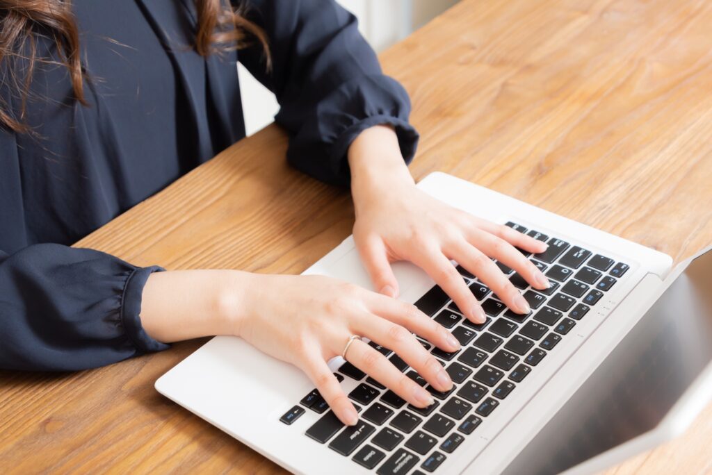 キーボードをたたく女性