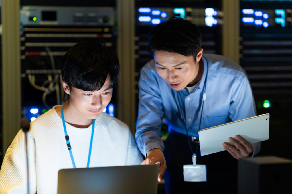サーバールームで作業するエンジニア