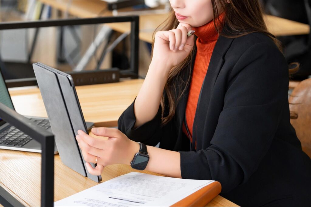 タブレットをみる女性