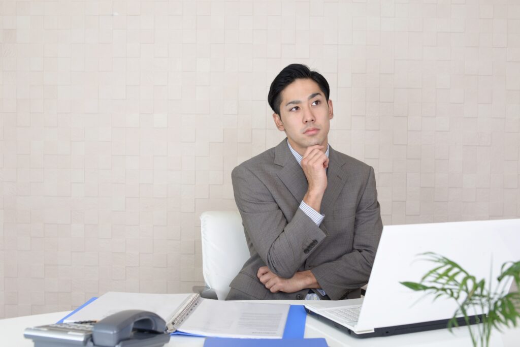 デスクで考える男性