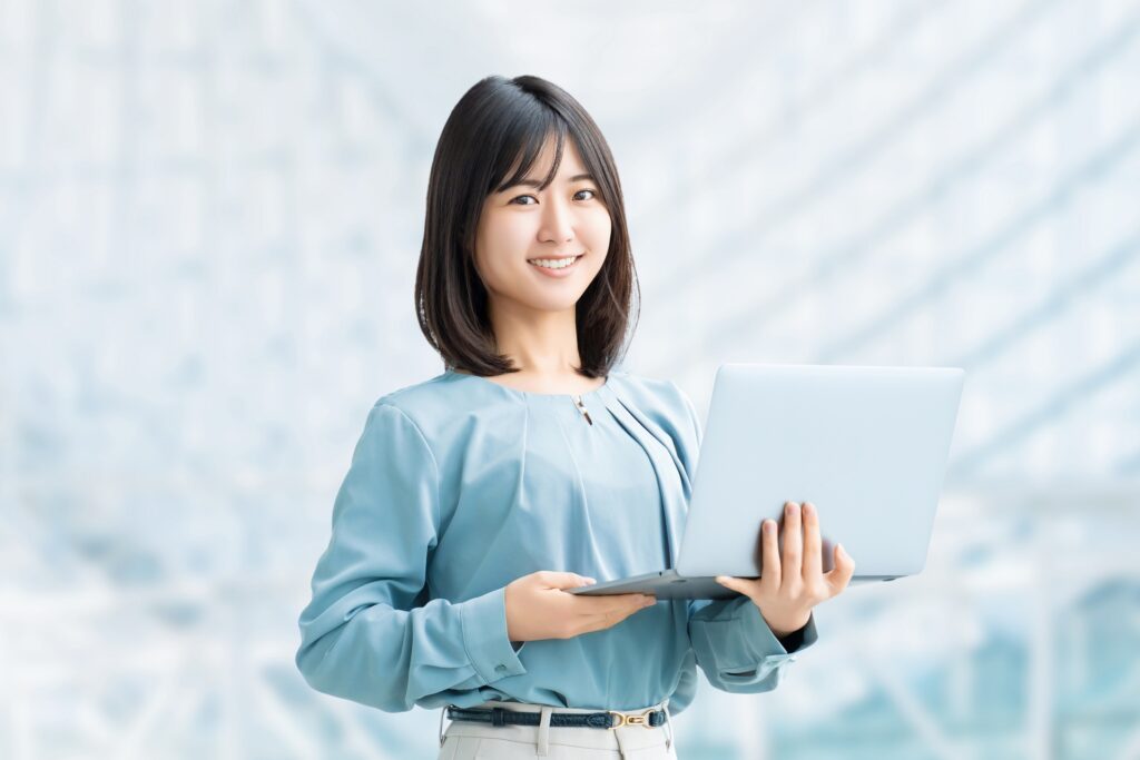 ノートパソコンを持つ女性