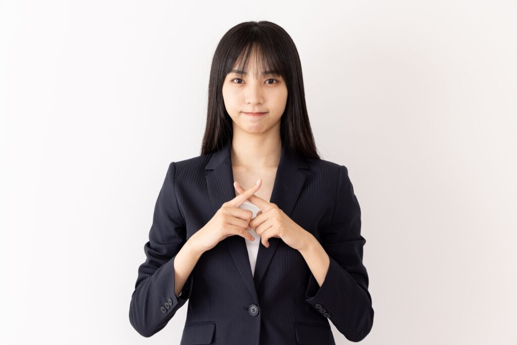 バツ印の女性