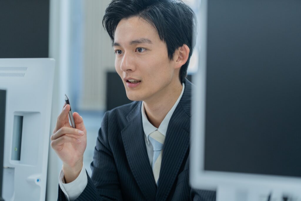 パソコンで作業中の男性