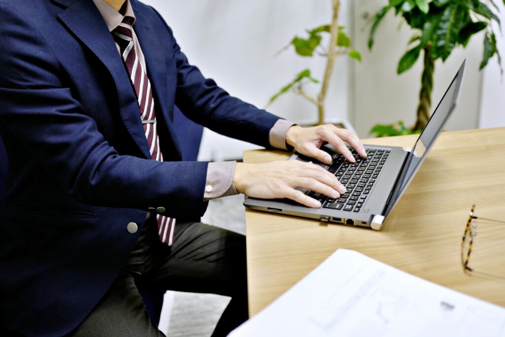 パソコンに向かうビジネスマン