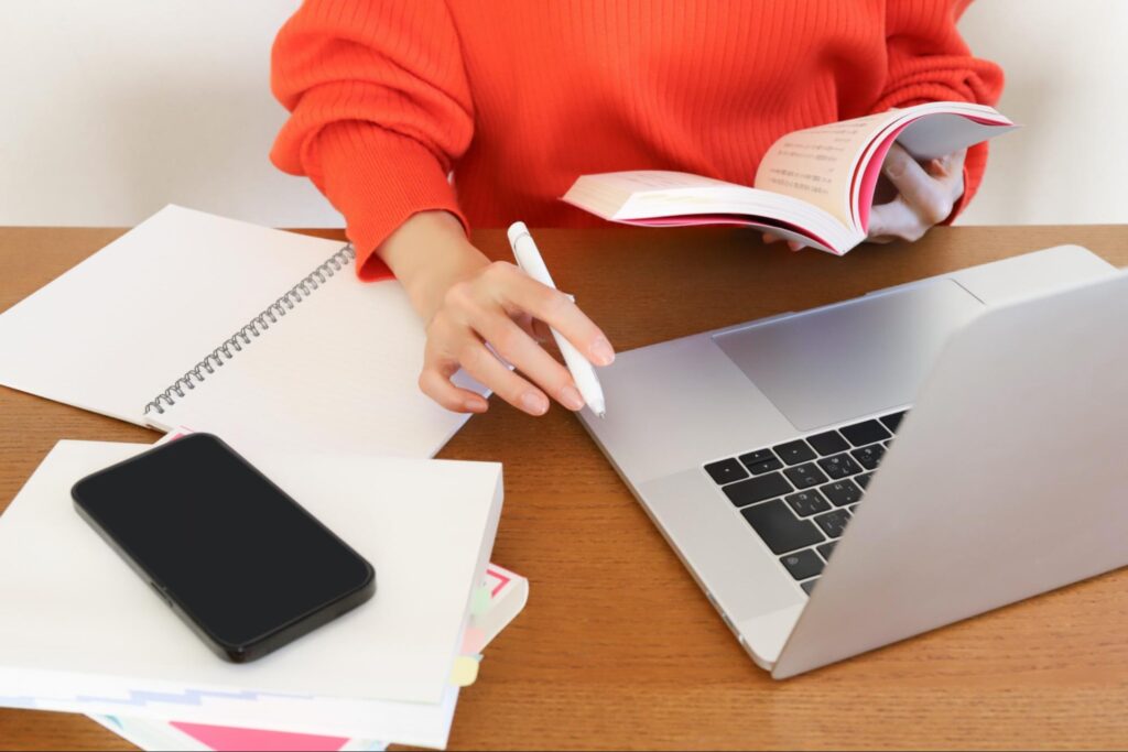 パソコンをみながら勉強する女性