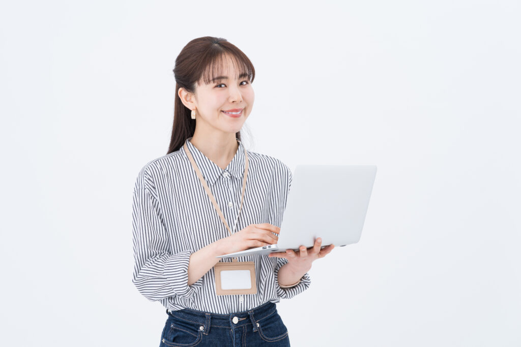 パソコンを持つミドルのキャリアウーマン