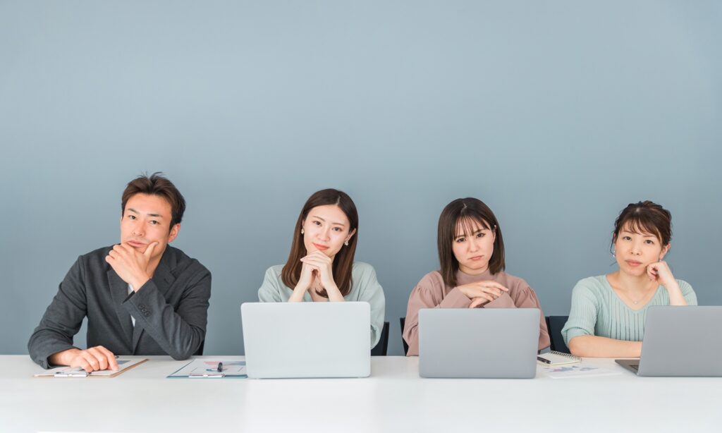 パソコンを置いて並ぶ人々