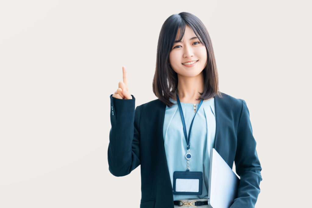 ポイントを教える女性会社員