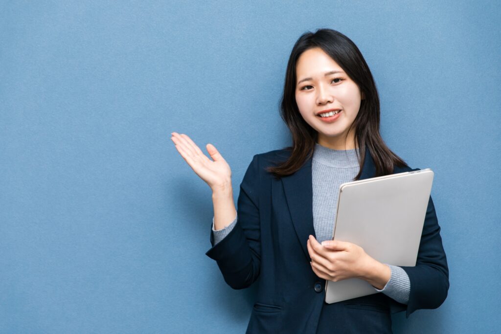 ポイントを紹介する女性