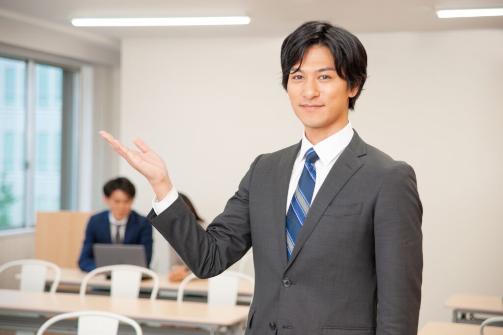 ポイントを紹介する男性