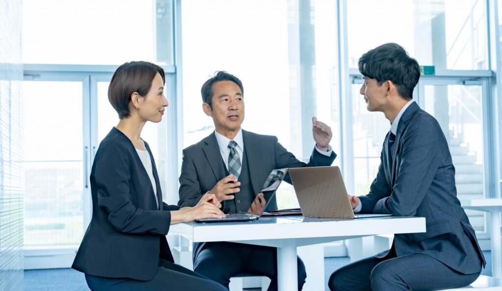 ミーティングするビジネスパーソン