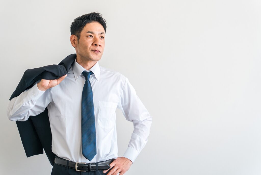 上着を担ぐ男性