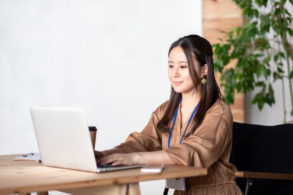 仕事をする女性