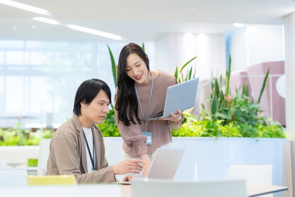 仕事を教える女性