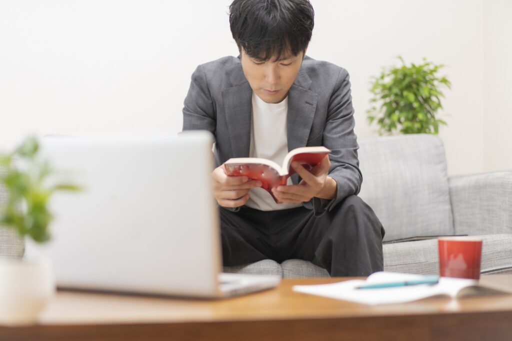 参考書を読む男性