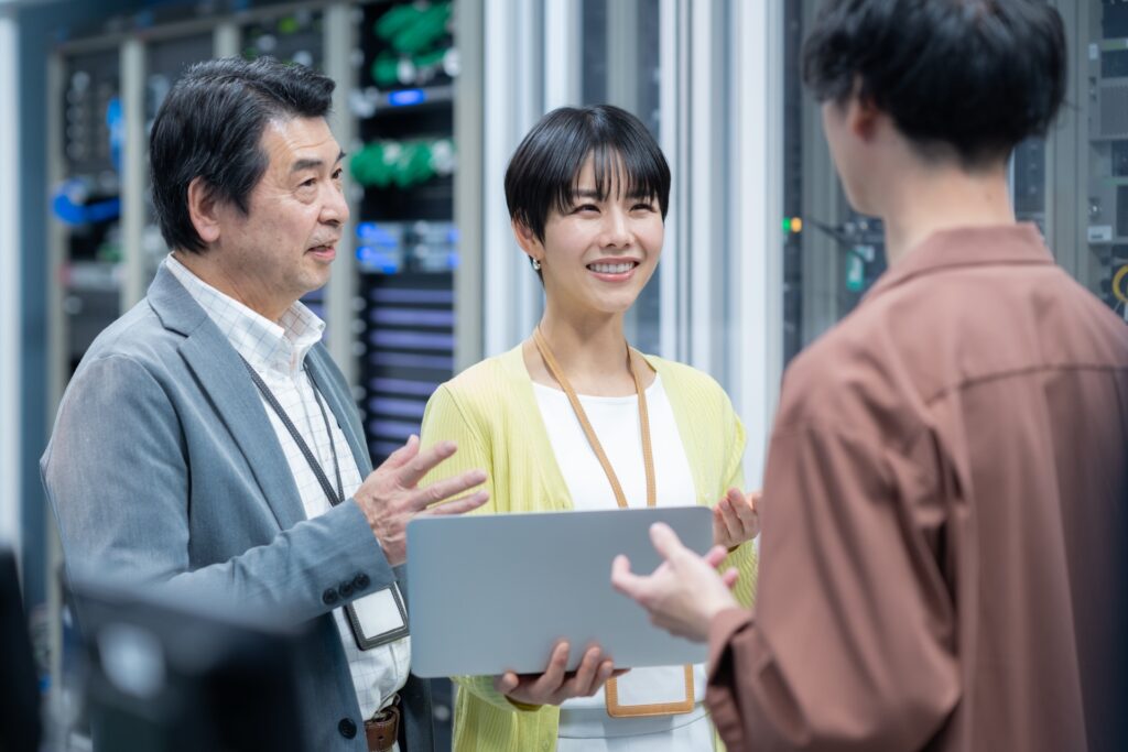 打ち合わせする男女のエンジニア