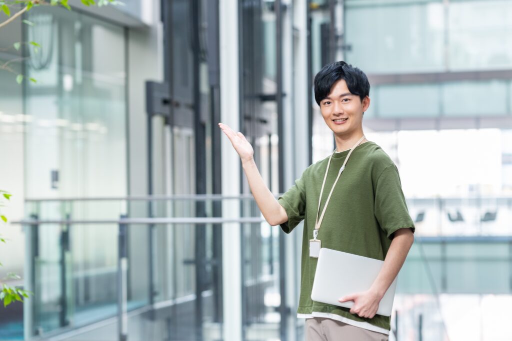 案内するビジネスマン