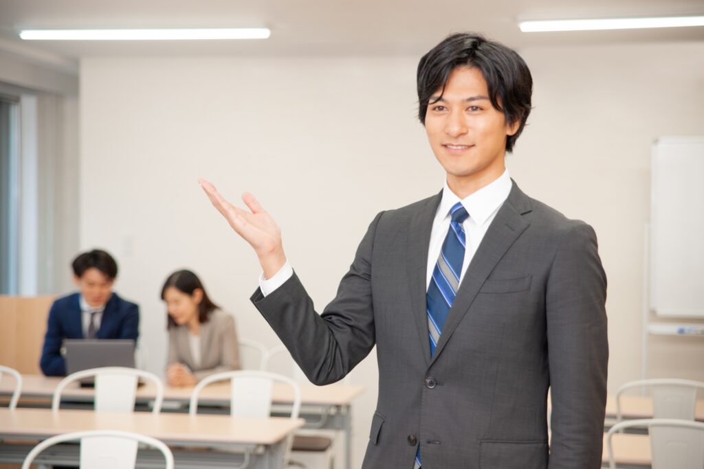 案内をする男性サラリーマン