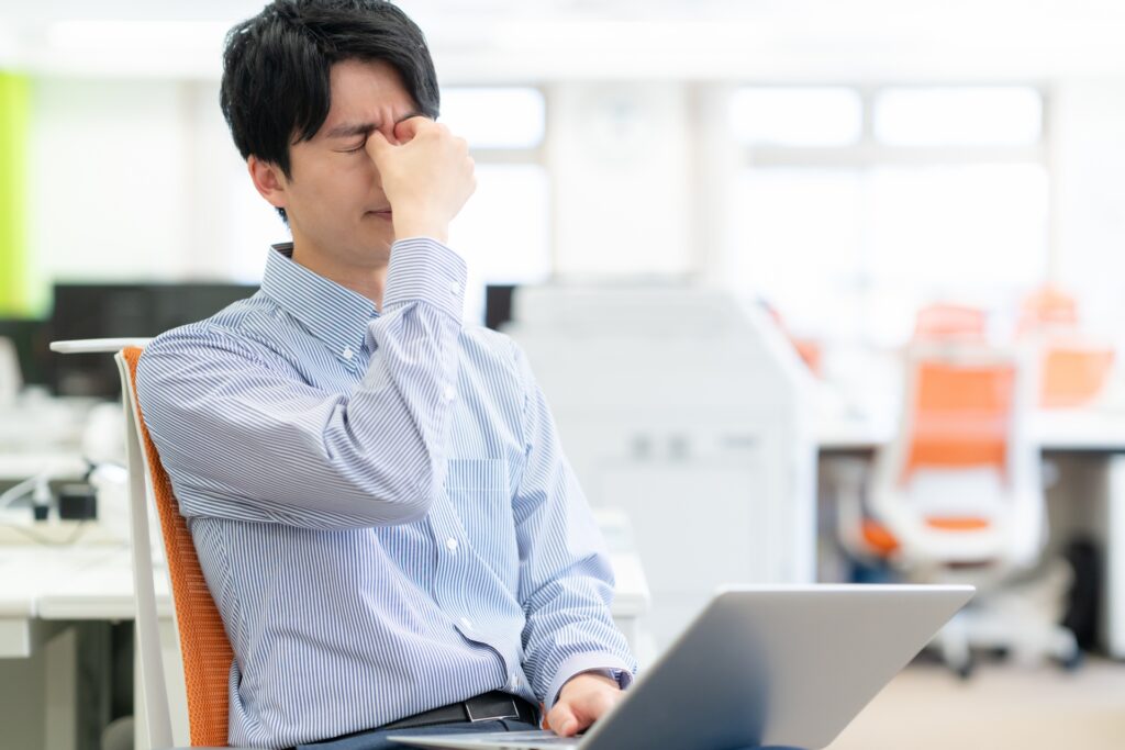 疲れ目の男性