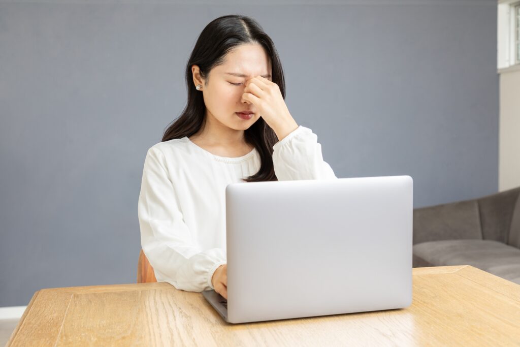 目が疲れる女性