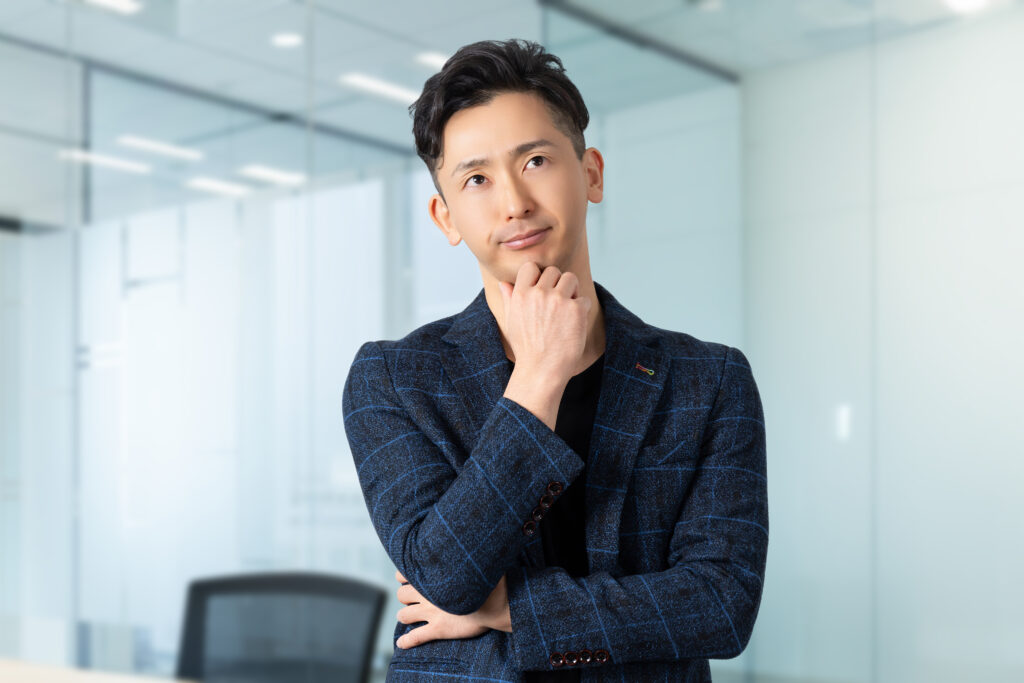 真剣な表情で考える男性ビジネスマン