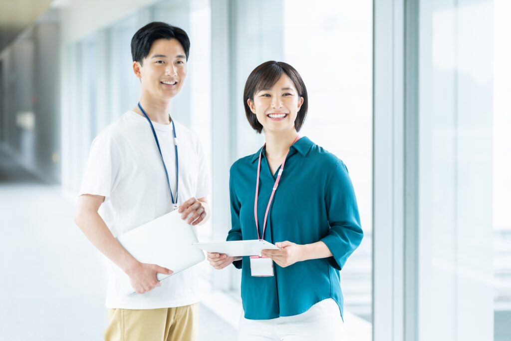 笑顔の男女