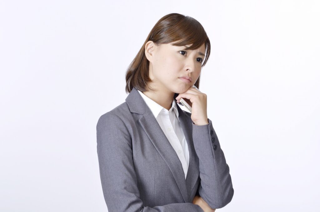 考えるスーツの女性