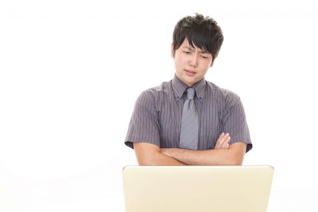考え込むビジネスマン